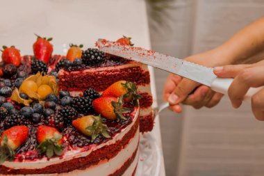 Kiraz ve çikolatalı doğum günü pastası, dilek kahvesi, seçici odak