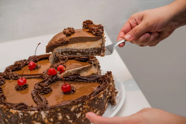 Bolo Aniversário Cereja Chocolate Com Xícara Café Foco Seletivo — Fotografia de Stock