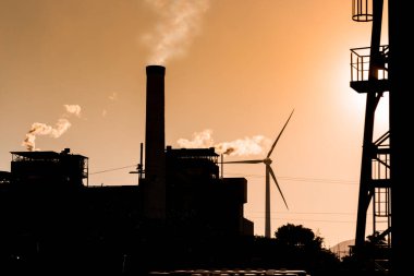kule ve yüksek voltajlı rüzgar ve termoelektrik santrali, mavi gökyüzü arkaplanı ve kopyalamak için alanı var