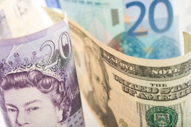 Banknotlar, sterlin, dolar ve avro, yakın plan.