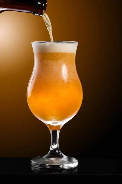 Verre Rempli Une Bière Alcool Avec Fond Blanc Dans Concept Image En Vente