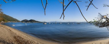 Santo Antonio de Lisboa 'nın deniz önü, Florianopolis, Brezilya, mavi gökyüzü