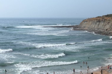 Dalgalı ve taşlı sörfçüler