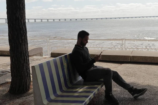 Hombre Distraído Con Móvil Lado Del Río —  Fotos de Stock