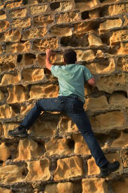 Duvara tırmanan adam.