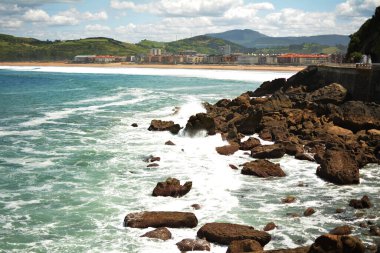 Okyanusta dalgaları olan deniz.