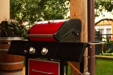  Bahçede kırmızı barbekü 