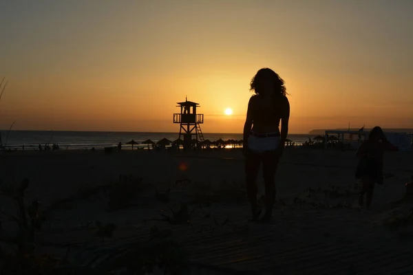 Silhouette Einer Frau Strand Mit Sonnenuntergang — Stockfoto