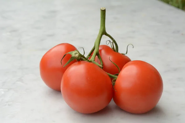 Tomates Rouges Sur Une Table Blanche — Photo