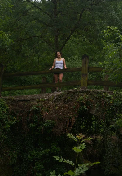 Jonge Vrouw Het Midden Van Het Bos — Stockfoto