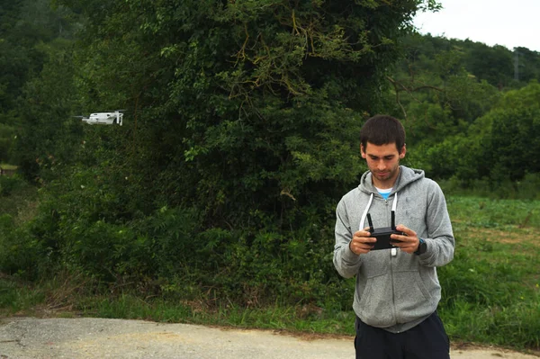 Jonge Man Met Zijn Drone Bergen — Stockfoto