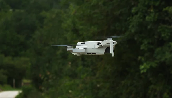 Piccolo Drone Che Vola Montagna — Foto Stock