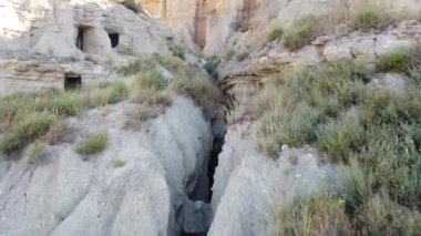 İnsansız hava aracının mağaralarının olduğu çöl dağlarının manzarası