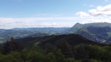 Dağların tepesine bak.