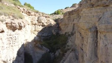 İnsansız hava aracının mağaralarının olduğu çöl dağlarının manzarası