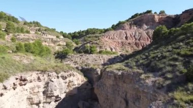 İnsansız hava aracının mağaralarının olduğu çöl dağlarının manzarası