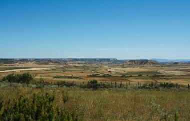 Bardenas Reales bir dağın tepesinden çöl manzarası
