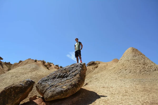 Молодой Человек Ищет Пустыню — стоковое фото