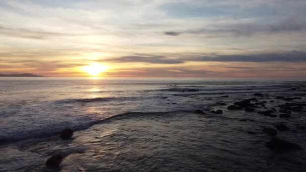 kilátás a tengerparton Zumaia néhány szörfös a naplementében