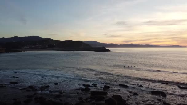 Vista Costa Zumaia Com Alguns Surfistas Pôr Sol — Vídeo de Stock