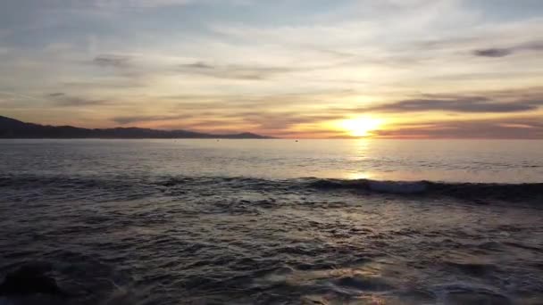 夕日を眺めながらサーファーたちとズマイアの海岸を眺め — ストック動画