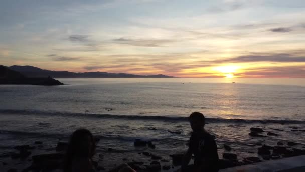 Młoda Para Spogląda Zachód Słońca Wybrzeżu — Wideo stockowe