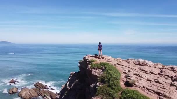 Jovem Mulher Olhando Para Oceano Costa Zumaia — Vídeo de Stock