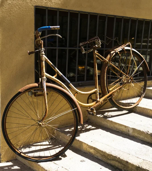 市内の古い自転車は — ストック写真