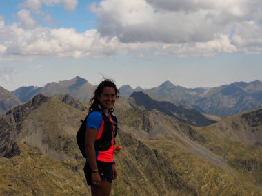 Comapedrosa Dağı Andorra 'da koşan genç bir kadın.