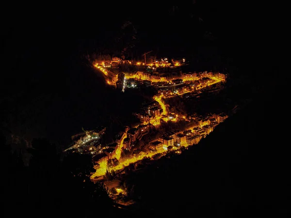 Geceleri dağın tepesinden Arinsal köyü.