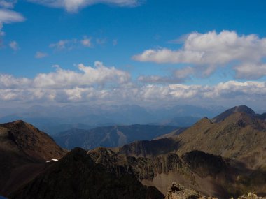 Andorra 'daki dağların tepesinden dağların manzarası