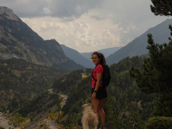 Genç bir kadın, Huesca 'da köpeğiyle dağın tepesinde.
