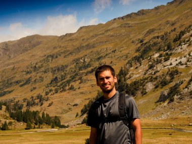 Benasque dağlarında genç bir adam