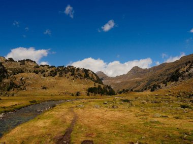 Benasque dağlarındaki vadi
