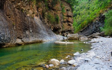 Üzerinde küçük bir nehir olan Anisclo Kanyonu.