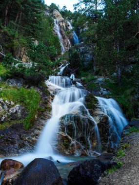 Dağlarda şelalesi olan genç bir adam