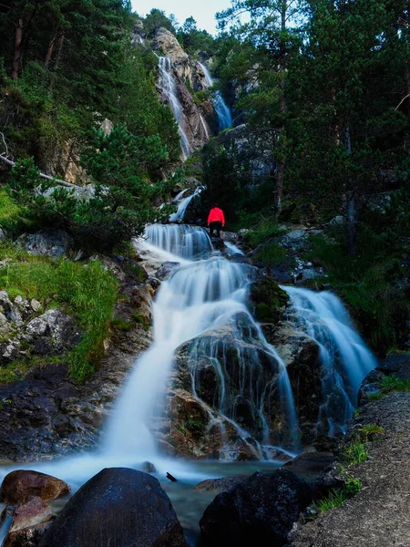 Junge Frau Mit Wasserfall Den Bergen — Stockfoto