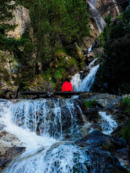 Junge Frau Mit Wasserfall Den Bergen — Stockfoto