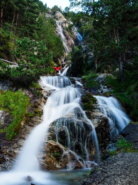 Junge Frau Mit Wasserfall Den Bergen — Stockfoto