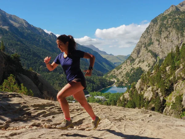 Jonge Vrouw Bergen Van Panticosa — Stockfoto