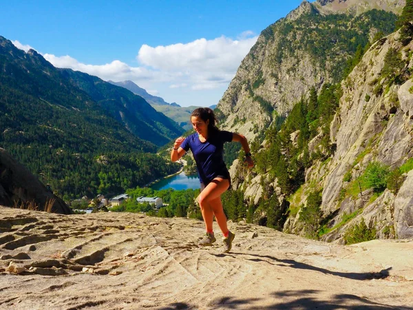 Jonge Vrouw Bergen Van Panticosa — Stockfoto