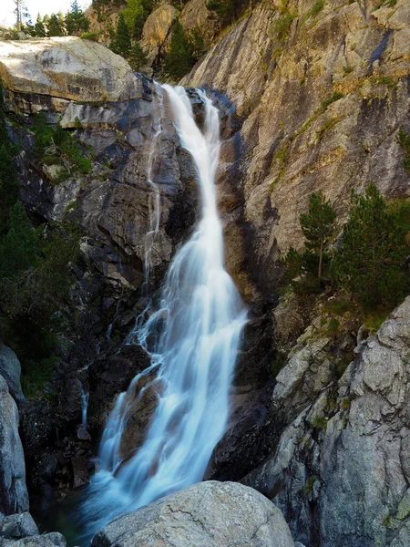 Wasserfall Mitten Den Bergen — Stockfoto