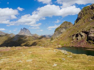Anayet dağının yanında bir göl var.