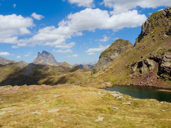 Anayet dağının yanında bir göl var.