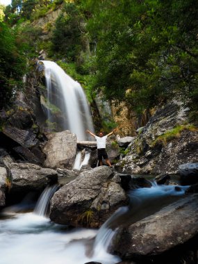 Dağlarda şelalesi olan genç bir adam