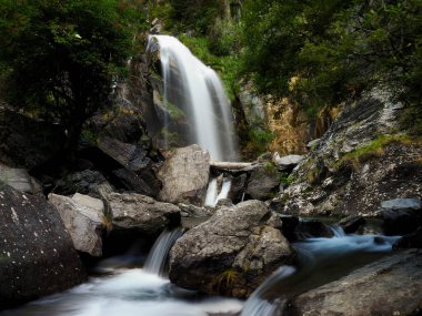 Dağların ortasındaki şelale