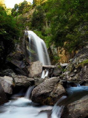 Dağların ortasındaki şelale