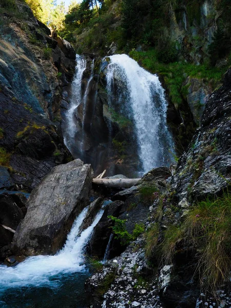 Dağların ortasındaki şelale
