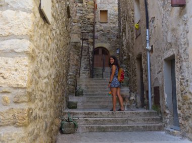 Besalu 'da köpeğiyle gezen genç bir kadın.