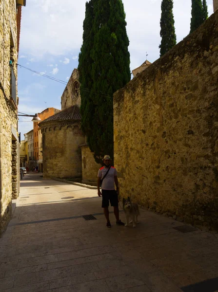 Genç Adam Besalu Köpeğiyle Yürüyor — Stok fotoğraf